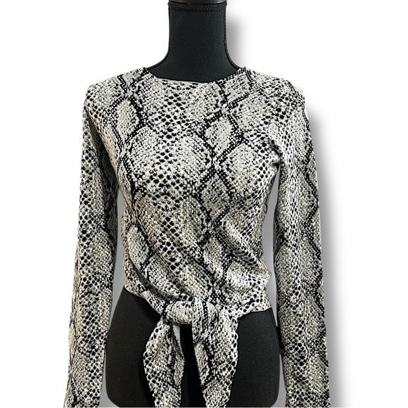 GUESS black and white Reptile Print cropped long sleeve tie front Sweater SM - Picture 7 of 15